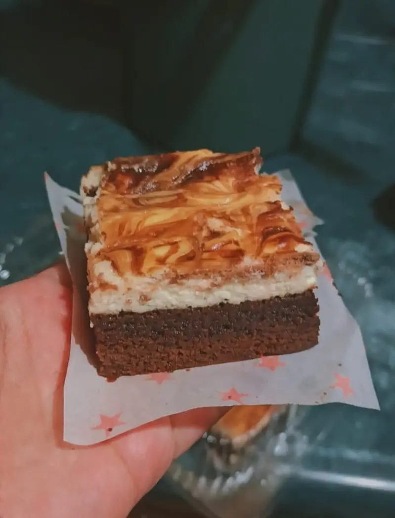 Imagen del brownie con cheesecake